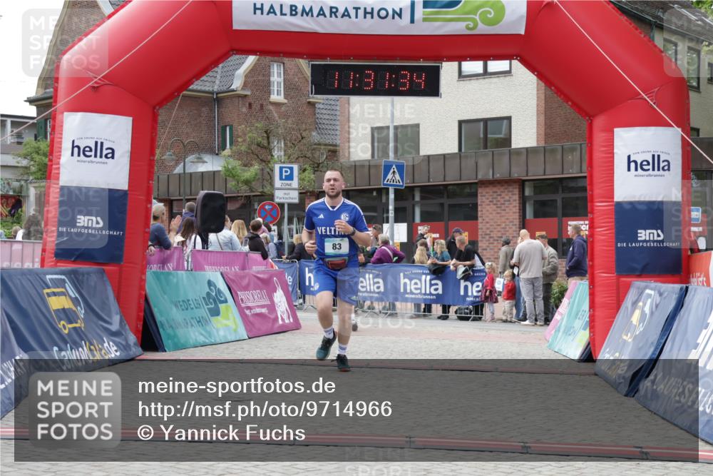 10.05.2026 - 8. Wedeler Halbmarathon Yannick Fuchs http://msf.ph/oto/9714966 10.05.2026 11:31:32 Ziel 83, 2239, 2244 meine-sportfotos.de