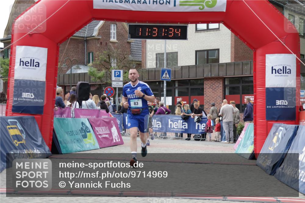 10.05.2026 - 8. Wedeler Halbmarathon Yannick Fuchs http://msf.ph/oto/9714969 10.05.2026 11:31:32 Ziel 83, 2239, 2244 meine-sportfotos.de