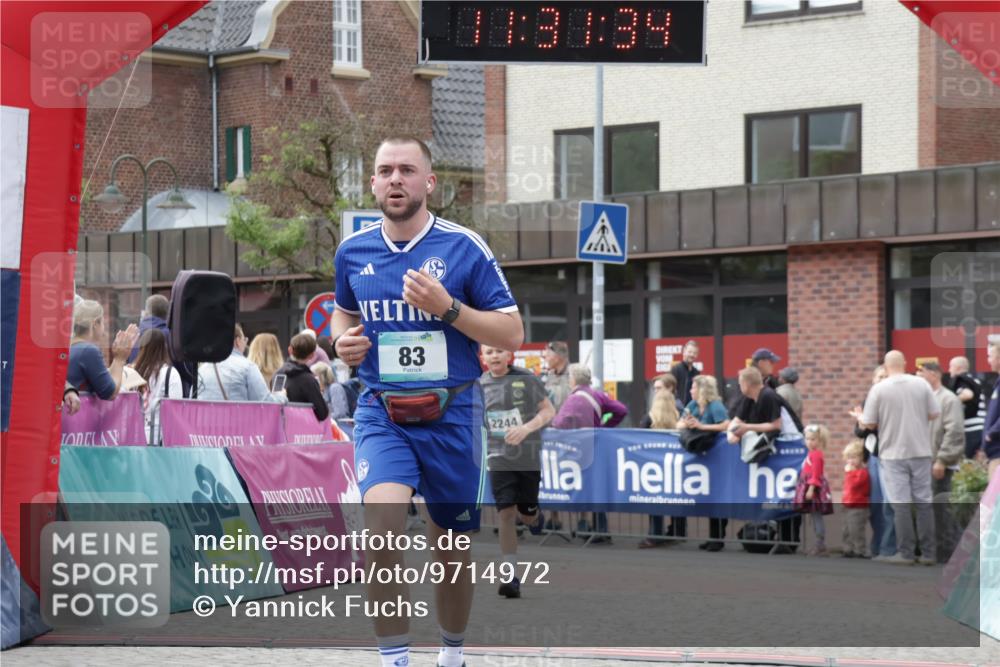 10.05.2026 - 8. Wedeler Halbmarathon Yannick Fuchs http://msf.ph/oto/9714972 10.05.2026 11:31:33 Ziel 83, 2239, 2244 meine-sportfotos.de