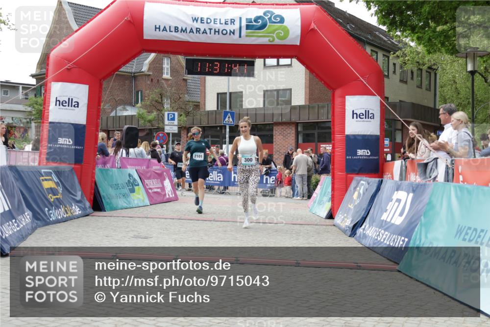 10.05.2026 - 8. Wedeler Halbmarathon Yannick Fuchs http://msf.ph/oto/9715043 10.05.2026 11:31:39 Ziel 300, 2101, 2199, 2244 meine-sportfotos.de
