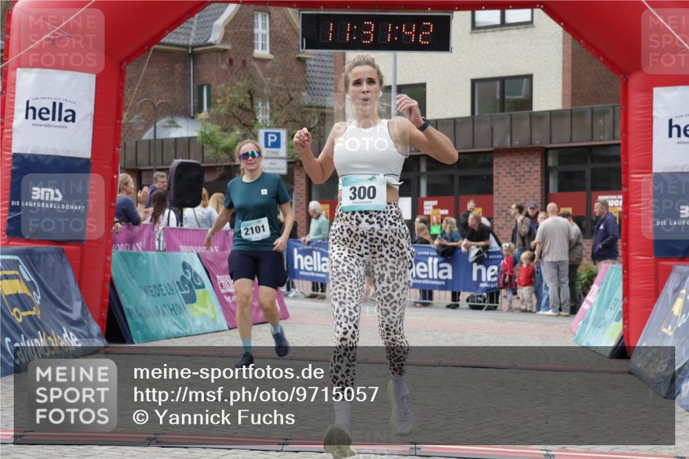 10.05.2026 - 8. Wedeler Halbmarathon Yannick Fuchs http://msf.ph/oto/9715057 10.05.2026 11:31:40 Ziel 300, 2101, 2199, 2244 meine-sportfotos.de