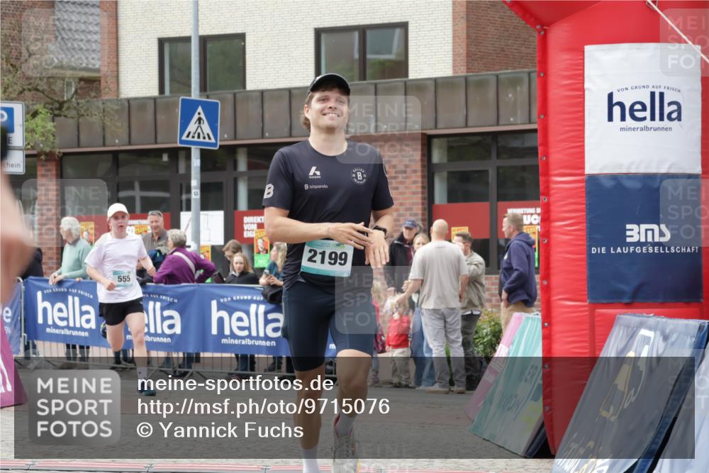 10.05.2026 - 8. Wedeler Halbmarathon Yannick Fuchs http://msf.ph/oto/9715076 10.05.2026 11:31:42 Ziel 300, 555, 2101, 2199 meine-sportfotos.de