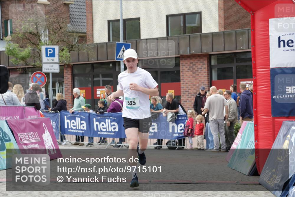 10.05.2026 - 8. Wedeler Halbmarathon Yannick Fuchs http://msf.ph/oto/9715101 10.05.2026 11:31:45 Ziel 300, 555, 2101, 2199 meine-sportfotos.de