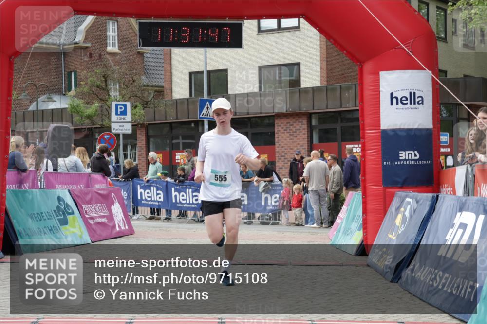 10.05.2026 - 8. Wedeler Halbmarathon Yannick Fuchs http://msf.ph/oto/9715108 10.05.2026 11:31:45 Ziel 300, 555, 2101, 2199 meine-sportfotos.de