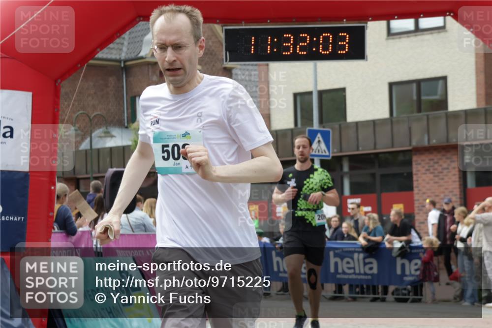 10.05.2026 - 8. Wedeler Halbmarathon Yannick Fuchs http://msf.ph/oto/9715225 10.05.2026 11:32:01 Ziel 122, 508, 970, 2091 meine-sportfotos.de
