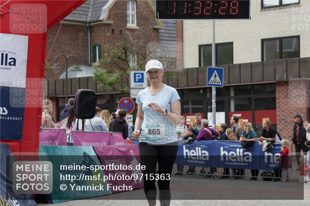 10.05.2026 - 8. Wedeler Halbmarathon Yannick Fuchs http://msf.ph/oto/9715363 10.05.2026 11:32:26 Ziel 865 meine-sportfotos.de