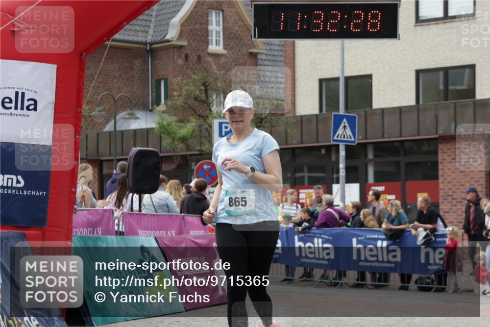 10.05.2026 - 8. Wedeler Halbmarathon Yannick Fuchs http://msf.ph/oto/9715365 10.05.2026 11:32:26 Ziel 865 meine-sportfotos.de