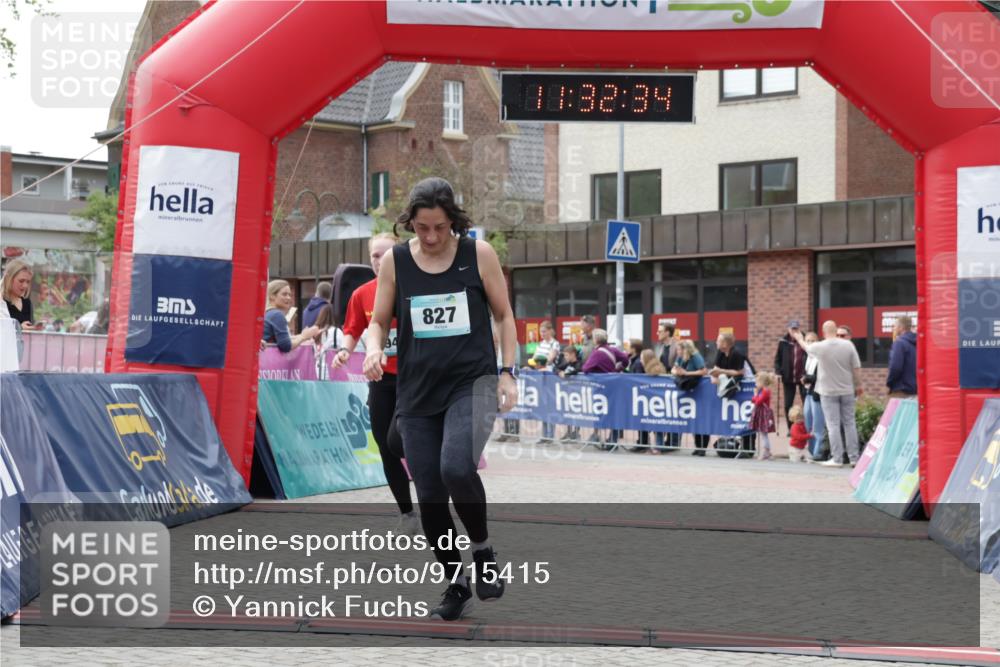 10.05.2026 - 8. Wedeler Halbmarathon Yannick Fuchs http://msf.ph/oto/9715415 10.05.2026 11:32:33 Ziel 827, 944, 2156 meine-sportfotos.de