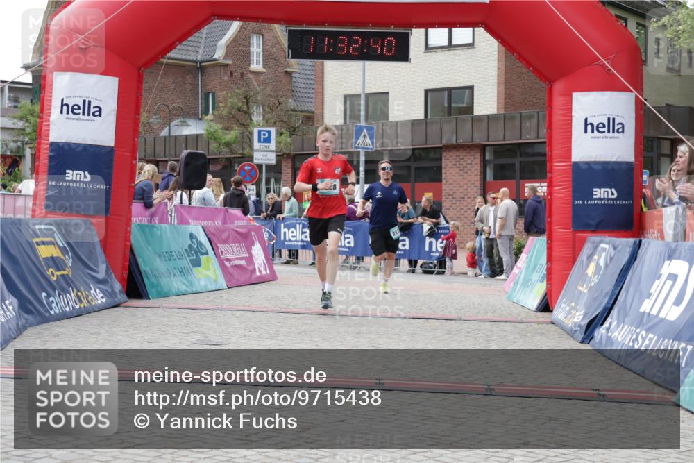 10.05.2026 - 8. Wedeler Halbmarathon Yannick Fuchs http://msf.ph/oto/9715438 10.05.2026 11:32:38 Ziel 928, 944, 2127 meine-sportfotos.de
