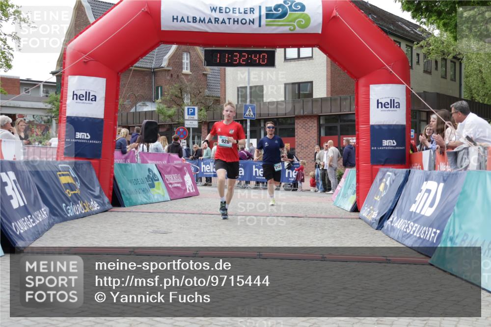 10.05.2026 - 8. Wedeler Halbmarathon Yannick Fuchs http://msf.ph/oto/9715444 10.05.2026 11:32:38 Ziel 928, 944, 2127 meine-sportfotos.de