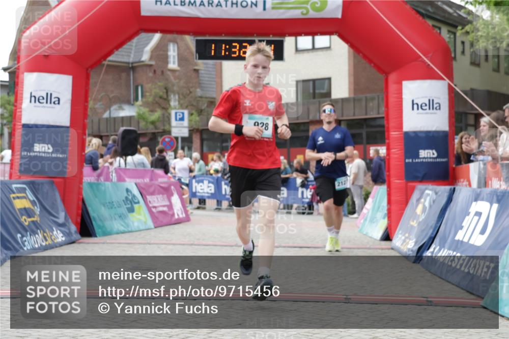 10.05.2026 - 8. Wedeler Halbmarathon Yannick Fuchs http://msf.ph/oto/9715456 10.05.2026 11:32:40 Ziel 244, 928, 2127 meine-sportfotos.de