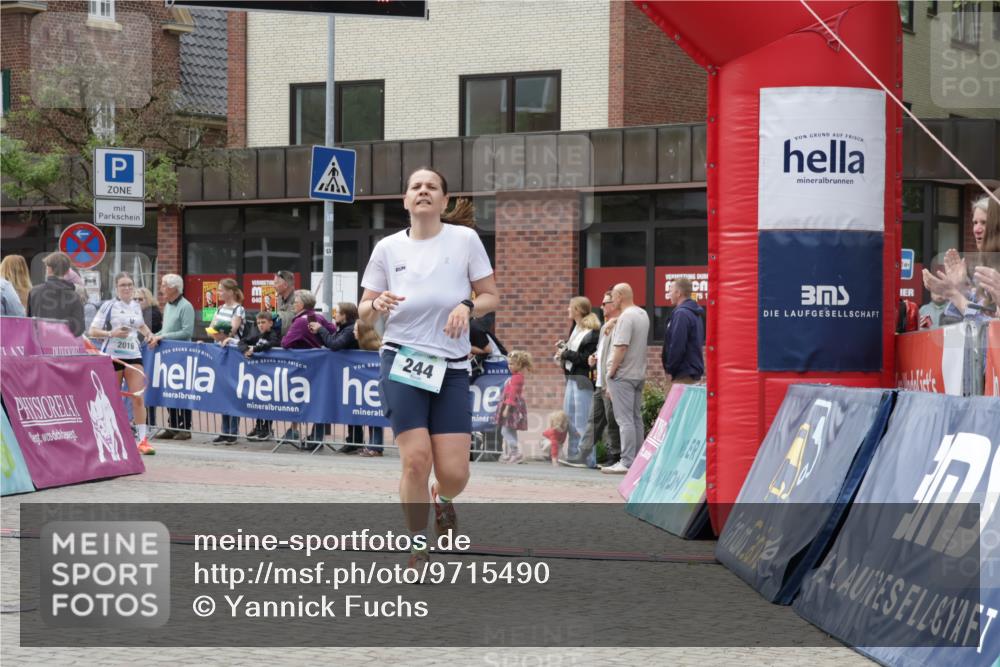 10.05.2026 - 8. Wedeler Halbmarathon Yannick Fuchs http://msf.ph/oto/9715490 10.05.2026 11:32:43 Ziel 244, 928, 2016, 2127 meine-sportfotos.de