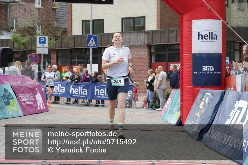 10.05.2026 - 8. Wedeler Halbmarathon Yannick Fuchs http://msf.ph/oto/9715492 10.05.2026 11:32:43 Ziel 244, 928, 2016, 2127 meine-sportfotos.de