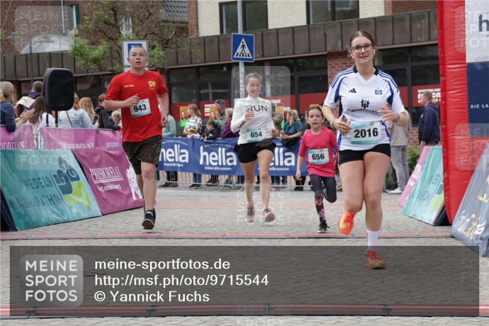 10.05.2026 - 8. Wedeler Halbmarathon Yannick Fuchs http://msf.ph/oto/9715544 10.05.2026 11:32:48 Ziel 244, 654, 656, 661, 943, 2016 meine-sportfotos.de