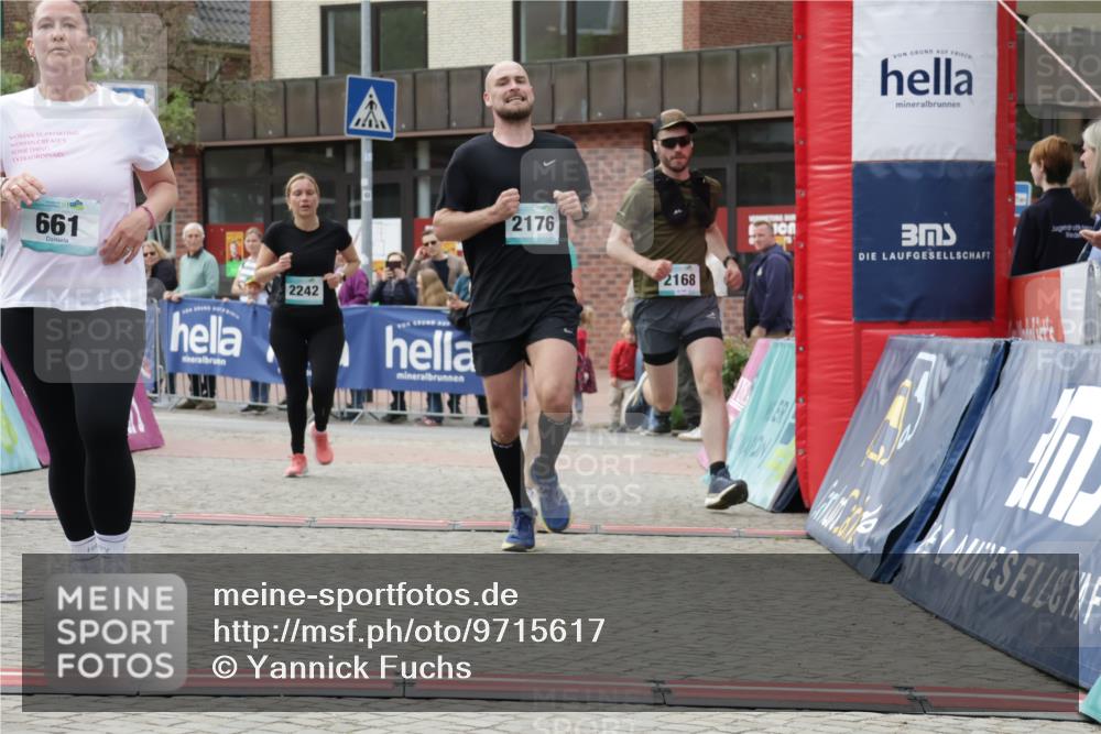 10.05.2026 - 8. Wedeler Halbmarathon Yannick Fuchs http://msf.ph/oto/9715617 10.05.2026 11:32:54 Ziel 654, 656, 661, 936, 943, 2168, 2176, 2223, 2242 meine-sportfotos.de