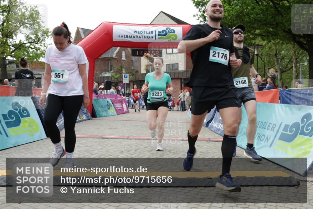 10.05.2026 - 8. Wedeler Halbmarathon Yannick Fuchs http://msf.ph/oto/9715656 10.05.2026 11:32:56 Ziel 661, 936, 2168, 2176, 2223, 2242 meine-sportfotos.de