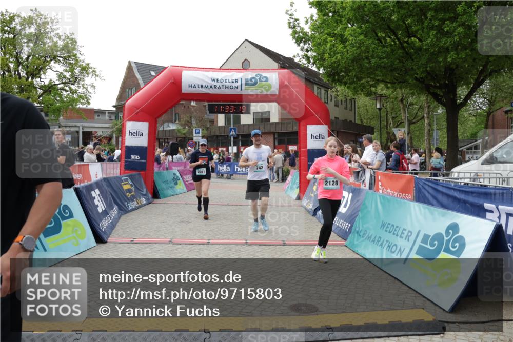 10.05.2026 - 8. Wedeler Halbmarathon Yannick Fuchs http://msf.ph/oto/9715803 10.05.2026 11:33:17 Ziel 742, 2107, 2118, 2128, 2195 meine-sportfotos.de