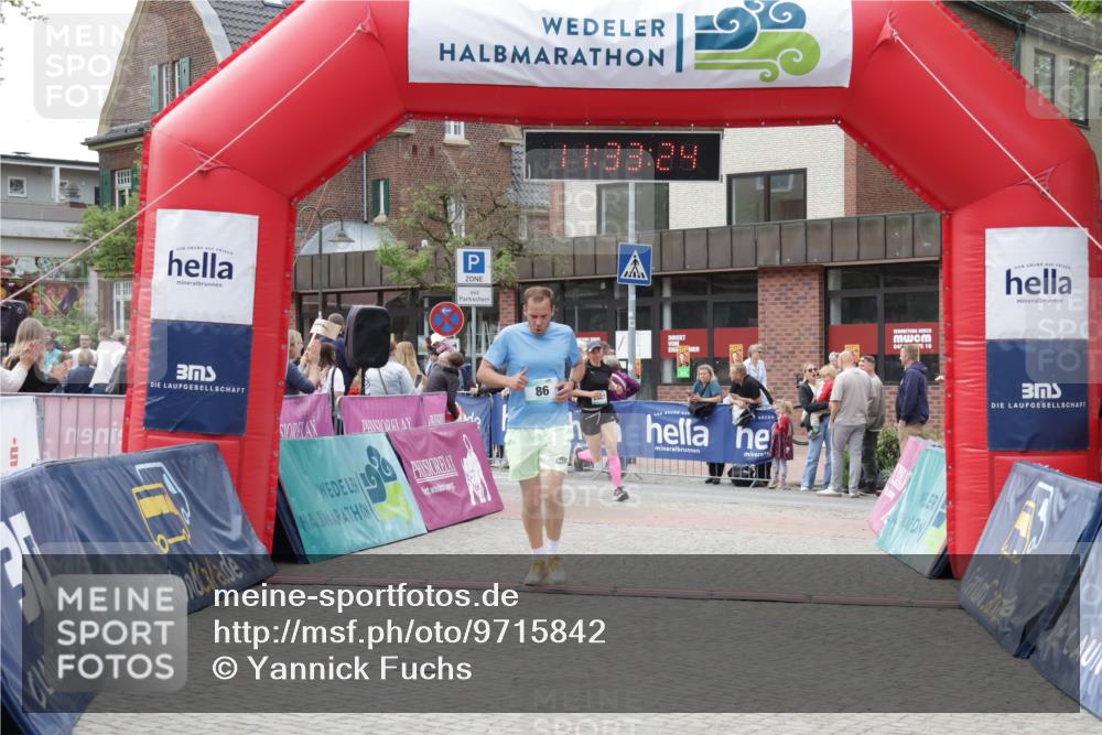 10.05.2026 - 8. Wedeler Halbmarathon Yannick Fuchs http://msf.ph/oto/9715842 10.05.2026 11:33:22 Ziel 86, 742, 2226, 2227 meine-sportfotos.de