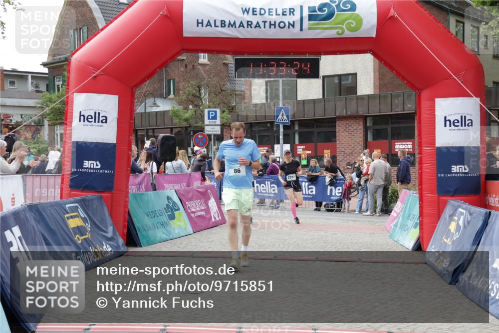 10.05.2026 - 8. Wedeler Halbmarathon Yannick Fuchs http://msf.ph/oto/9715851 10.05.2026 11:33:23 Ziel 86, 2226, 2227 meine-sportfotos.de