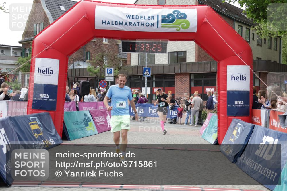 10.05.2026 - 8. Wedeler Halbmarathon Yannick Fuchs http://msf.ph/oto/9715861 10.05.2026 11:33:23 Ziel 86, 2226, 2227 meine-sportfotos.de