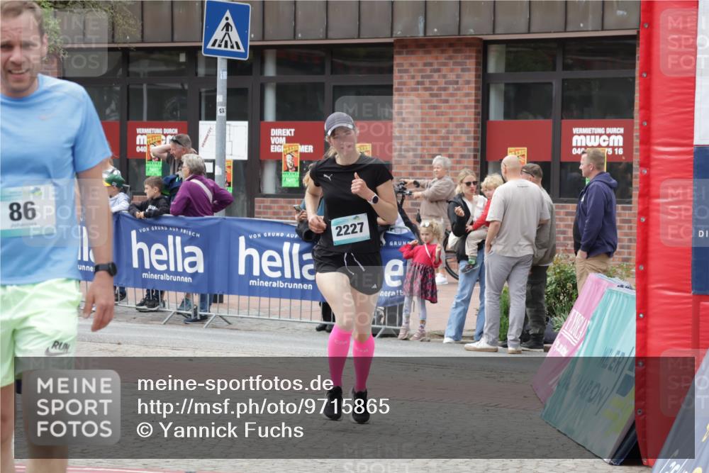 10.05.2026 - 8. Wedeler Halbmarathon Yannick Fuchs http://msf.ph/oto/9715865 10.05.2026 11:33:24 Ziel 86, 960, 2226, 2227 meine-sportfotos.de