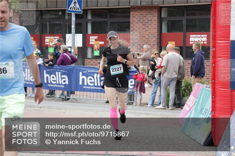 10.05.2026 - 8. Wedeler Halbmarathon Yannick Fuchs http://msf.ph/oto/9715867 10.05.2026 11:33:24 Ziel 86, 960, 2226, 2227 meine-sportfotos.de