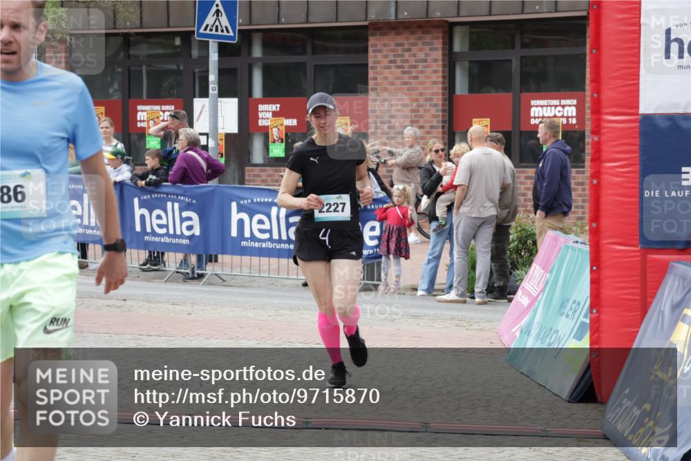 10.05.2026 - 8. Wedeler Halbmarathon Yannick Fuchs http://msf.ph/oto/9715870 10.05.2026 11:33:24 Ziel 86, 960, 2226, 2227 meine-sportfotos.de