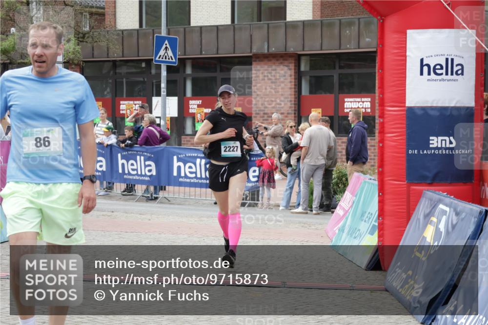10.05.2026 - 8. Wedeler Halbmarathon Yannick Fuchs http://msf.ph/oto/9715873 10.05.2026 11:33:24 Ziel 86, 960, 2226, 2227 meine-sportfotos.de