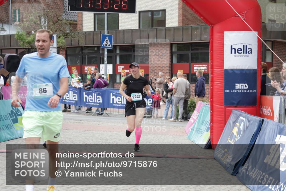 10.05.2026 - 8. Wedeler Halbmarathon Yannick Fuchs http://msf.ph/oto/9715876 10.05.2026 11:33:24 Ziel 86, 960, 2226, 2227 meine-sportfotos.de