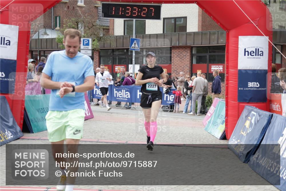 10.05.2026 - 8. Wedeler Halbmarathon Yannick Fuchs http://msf.ph/oto/9715887 10.05.2026 11:33:25 Ziel 86, 897, 960, 2226, 2227 meine-sportfotos.de