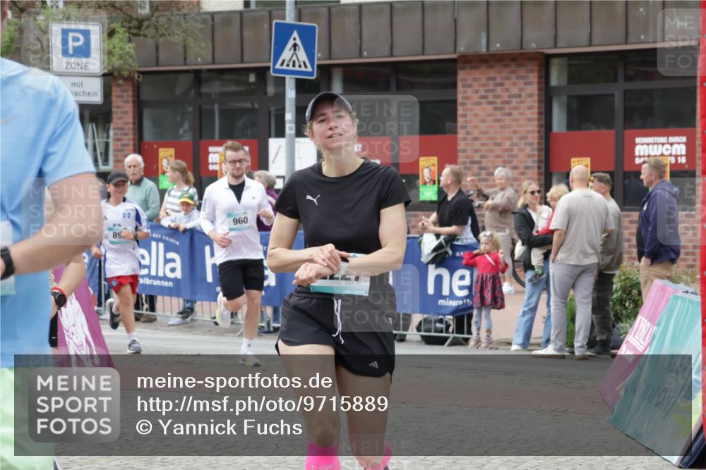 10.05.2026 - 8. Wedeler Halbmarathon Yannick Fuchs http://msf.ph/oto/9715889 10.05.2026 11:33:26 Ziel 86, 897, 960, 2226, 2227 meine-sportfotos.de