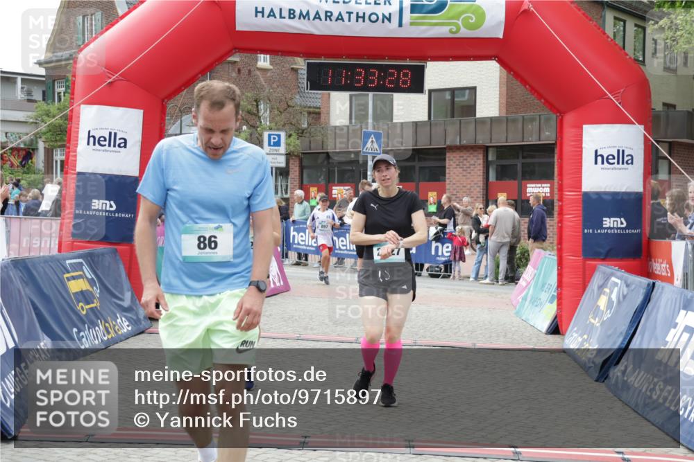 10.05.2026 - 8. Wedeler Halbmarathon Yannick Fuchs http://msf.ph/oto/9715897 10.05.2026 11:33:26 Ziel 86, 897, 960, 2226, 2227 meine-sportfotos.de