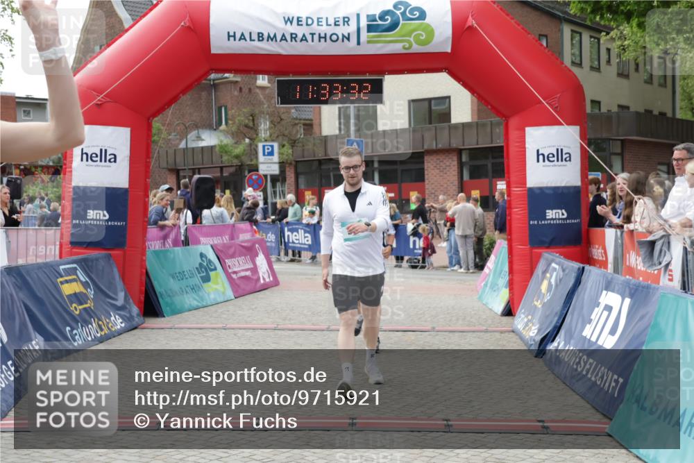 10.05.2026 - 8. Wedeler Halbmarathon Yannick Fuchs http://msf.ph/oto/9715921 10.05.2026 11:33:30 Ziel 897, 960, 2226, 2227 meine-sportfotos.de