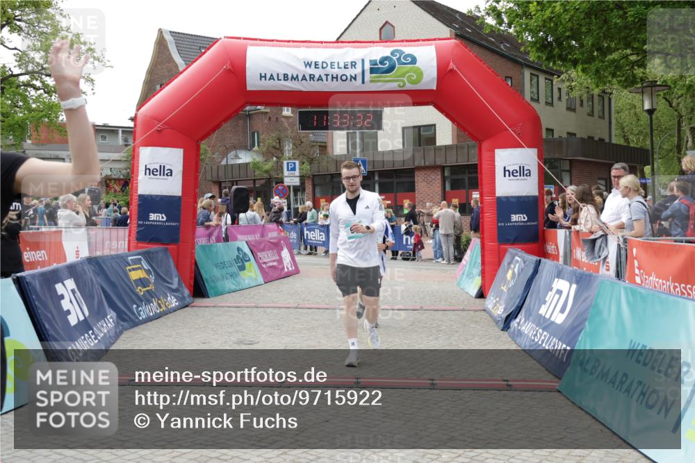 10.05.2026 - 8. Wedeler Halbmarathon Yannick Fuchs http://msf.ph/oto/9715922 10.05.2026 11:33:30 Ziel 897, 960, 2226, 2227 meine-sportfotos.de