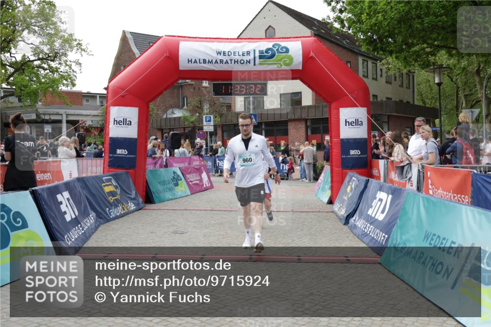 10.05.2026 - 8. Wedeler Halbmarathon Yannick Fuchs http://msf.ph/oto/9715924 10.05.2026 11:33:30 Ziel 897, 960, 2226, 2227 meine-sportfotos.de