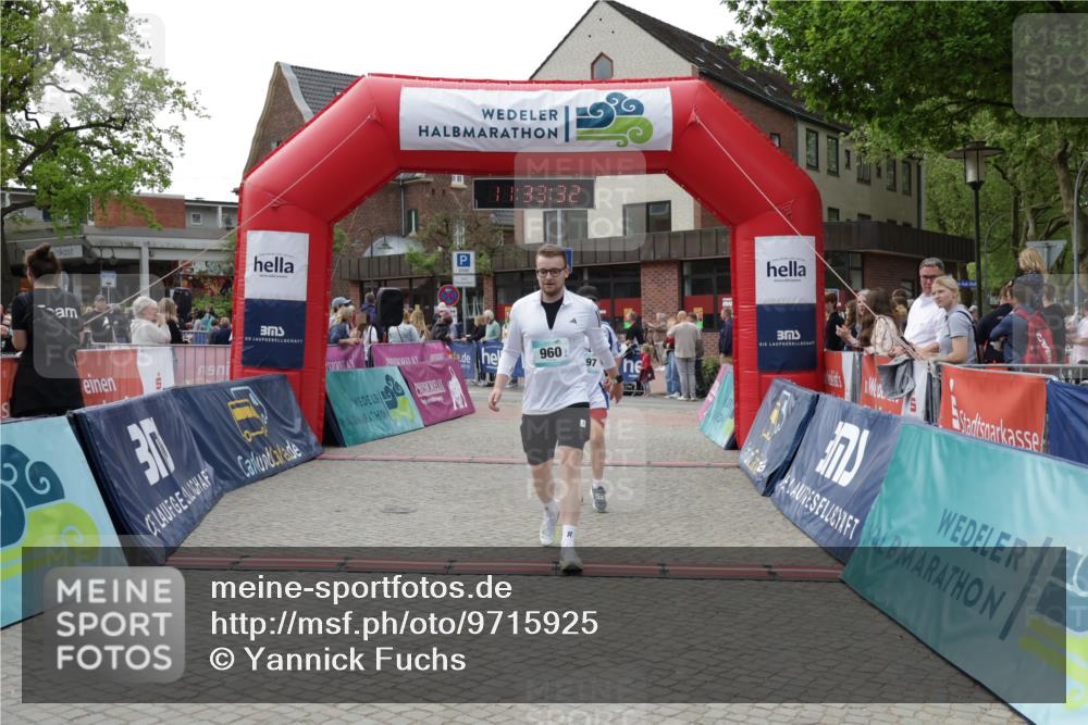 10.05.2026 - 8. Wedeler Halbmarathon Yannick Fuchs http://msf.ph/oto/9715925 10.05.2026 11:33:31 Ziel 897, 960, 2226, 2227 meine-sportfotos.de