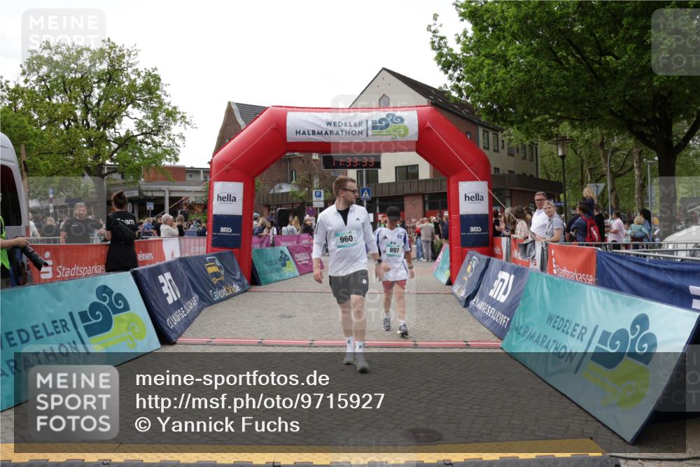 10.05.2026 - 8. Wedeler Halbmarathon Yannick Fuchs http://msf.ph/oto/9715927 10.05.2026 11:33:31 Ziel 897, 960, 2226, 2227 meine-sportfotos.de