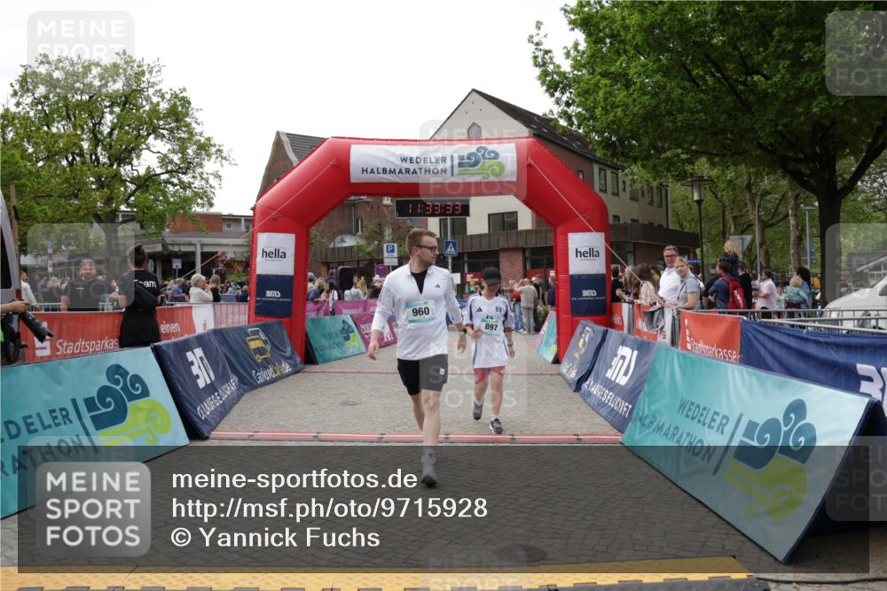 10.05.2026 - 8. Wedeler Halbmarathon Yannick Fuchs http://msf.ph/oto/9715928 10.05.2026 11:33:31 Ziel 897, 960, 2226, 2227 meine-sportfotos.de