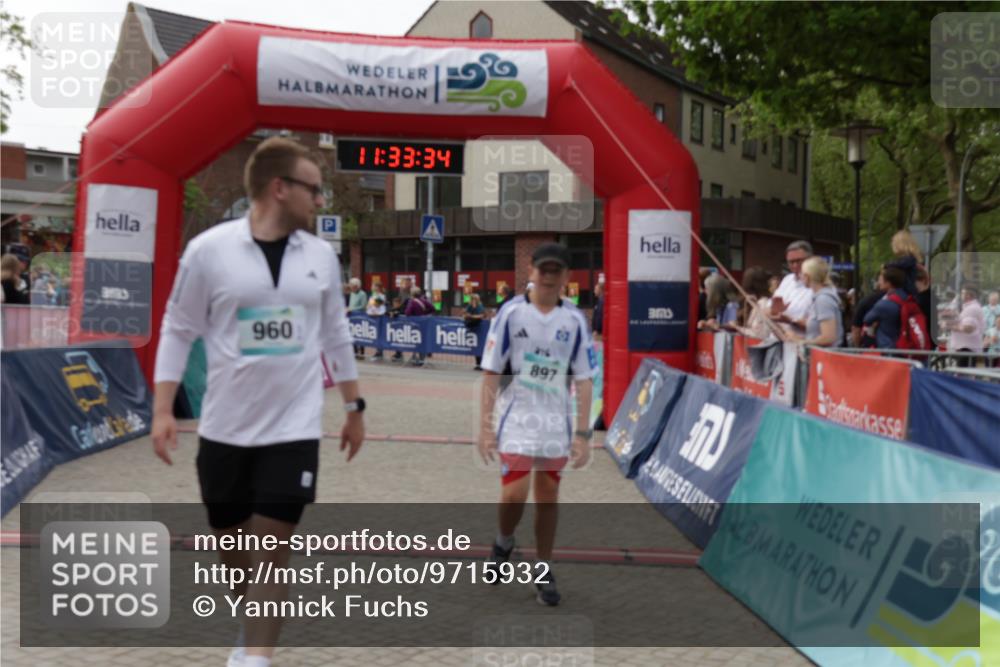 10.05.2026 - 8. Wedeler Halbmarathon Yannick Fuchs http://msf.ph/oto/9715932 10.05.2026 11:33:33 Ziel 897, 960, 1055 meine-sportfotos.de