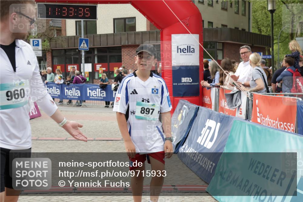 10.05.2026 - 8. Wedeler Halbmarathon Yannick Fuchs http://msf.ph/oto/9715933 10.05.2026 11:33:33 Ziel 897, 960, 1055 meine-sportfotos.de