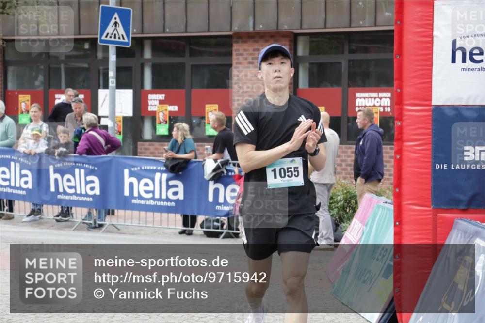 10.05.2026 - 8. Wedeler Halbmarathon Yannick Fuchs http://msf.ph/oto/9715942 10.05.2026 11:33:37 Ziel 1055 meine-sportfotos.de