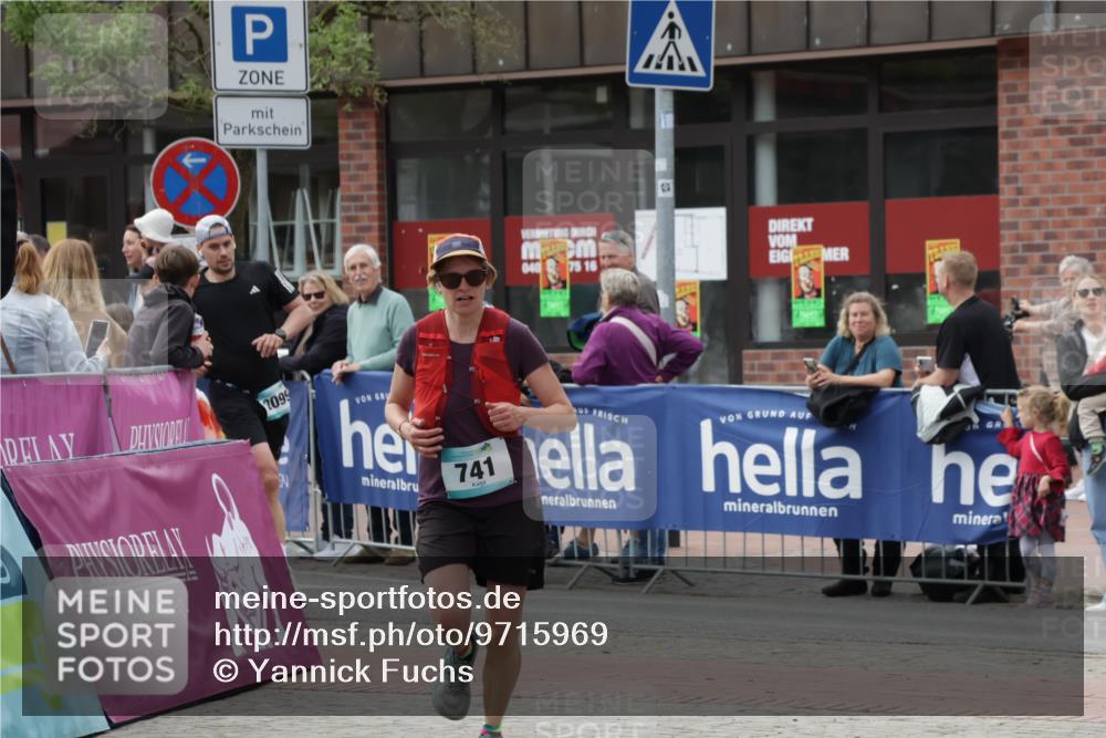 10.05.2026 - 8. Wedeler Halbmarathon Yannick Fuchs http://msf.ph/oto/9715969 10.05.2026 11:33:48 Ziel 141, 741, 2099 meine-sportfotos.de