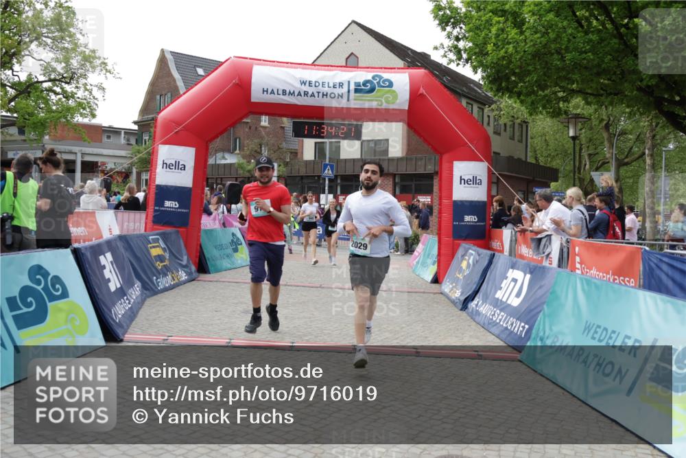 10.05.2026 - 8. Wedeler Halbmarathon Yannick Fuchs http://msf.ph/oto/9716019 10.05.2026 11:34:20 Ziel 179, 471, 645, 651, 876, 913, 2003, 2029, 2070 meine-sportfotos.de