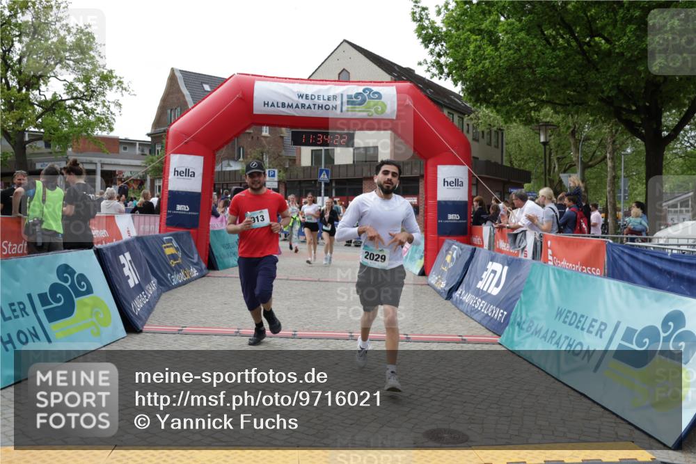 10.05.2026 - 8. Wedeler Halbmarathon Yannick Fuchs http://msf.ph/oto/9716021 10.05.2026 11:34:20 Ziel 179, 471, 645, 651, 876, 913, 2003, 2029, 2070 meine-sportfotos.de
