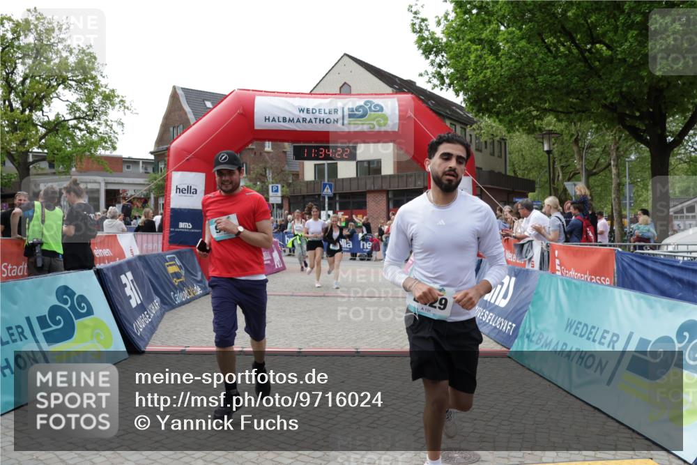 10.05.2026 - 8. Wedeler Halbmarathon Yannick Fuchs http://msf.ph/oto/9716024 10.05.2026 11:34:21 Ziel 179, 645, 651, 913, 2029, 2070 meine-sportfotos.de