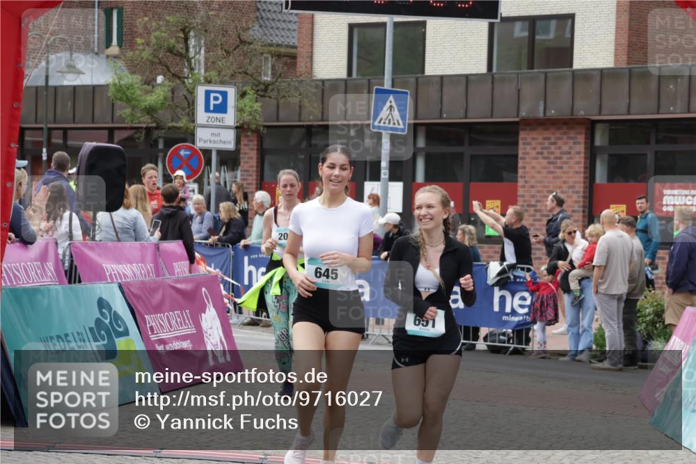 10.05.2026 - 8. Wedeler Halbmarathon Yannick Fuchs http://msf.ph/oto/9716027 10.05.2026 11:34:21 Ziel 179, 645, 651, 913, 2029, 2070 meine-sportfotos.de