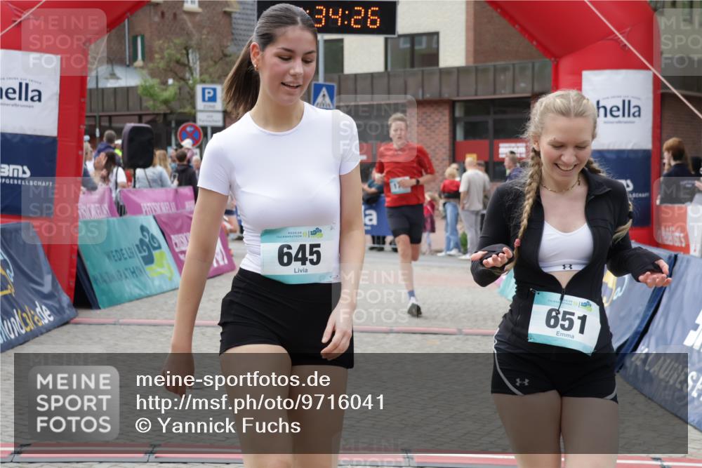10.05.2026 - 8. Wedeler Halbmarathon Yannick Fuchs http://msf.ph/oto/9716041 10.05.2026 11:34:24 Ziel 179, 645, 651, 807, 913, 2029, 2070, 2162 meine-sportfotos.de