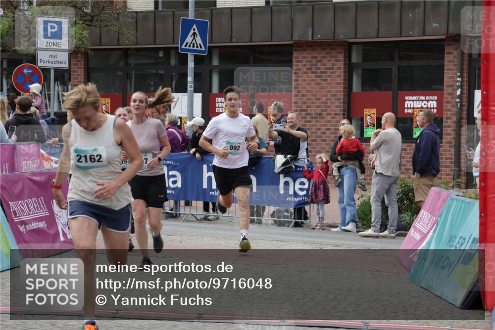 10.05.2026 - 8. Wedeler Halbmarathon Yannick Fuchs http://msf.ph/oto/9716048 10.05.2026 11:34:27 Ziel 179, 645, 651, 807, 992, 993, 2070, 2162 meine-sportfotos.de