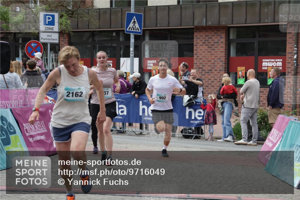 10.05.2026 - 8. Wedeler Halbmarathon Yannick Fuchs http://msf.ph/oto/9716049 10.05.2026 11:34:27 Ziel 179, 645, 651, 807, 992, 993, 2070, 2162 meine-sportfotos.de