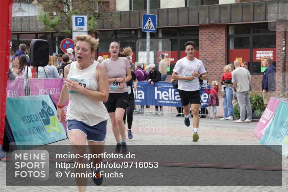 10.05.2026 - 8. Wedeler Halbmarathon Yannick Fuchs http://msf.ph/oto/9716053 10.05.2026 11:34:28 Ziel 179, 807, 992, 993, 2070, 2162 meine-sportfotos.de